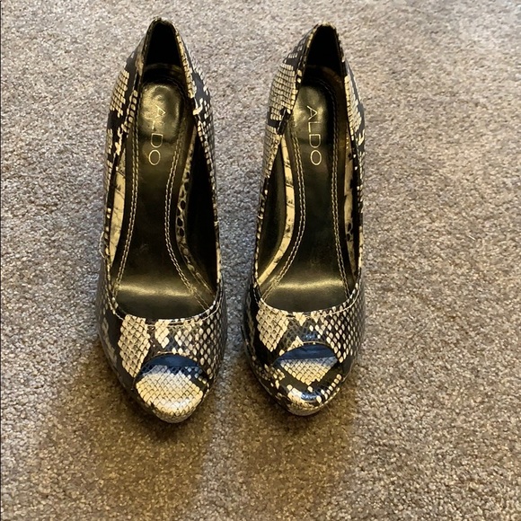 Size 38 Aldo black/white/gray snake skin heels - Picture 3 of 3